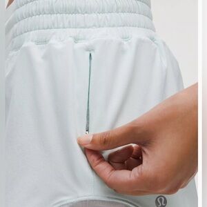 Lululemon Hotty Hot 2.5” lined low rise shorts, size 8